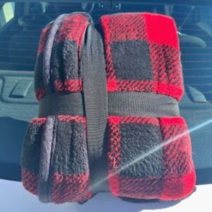 Member's Mark . Size: 60" x 72" Warm & Soft 100% Polyester Blk & Red Chex Throw